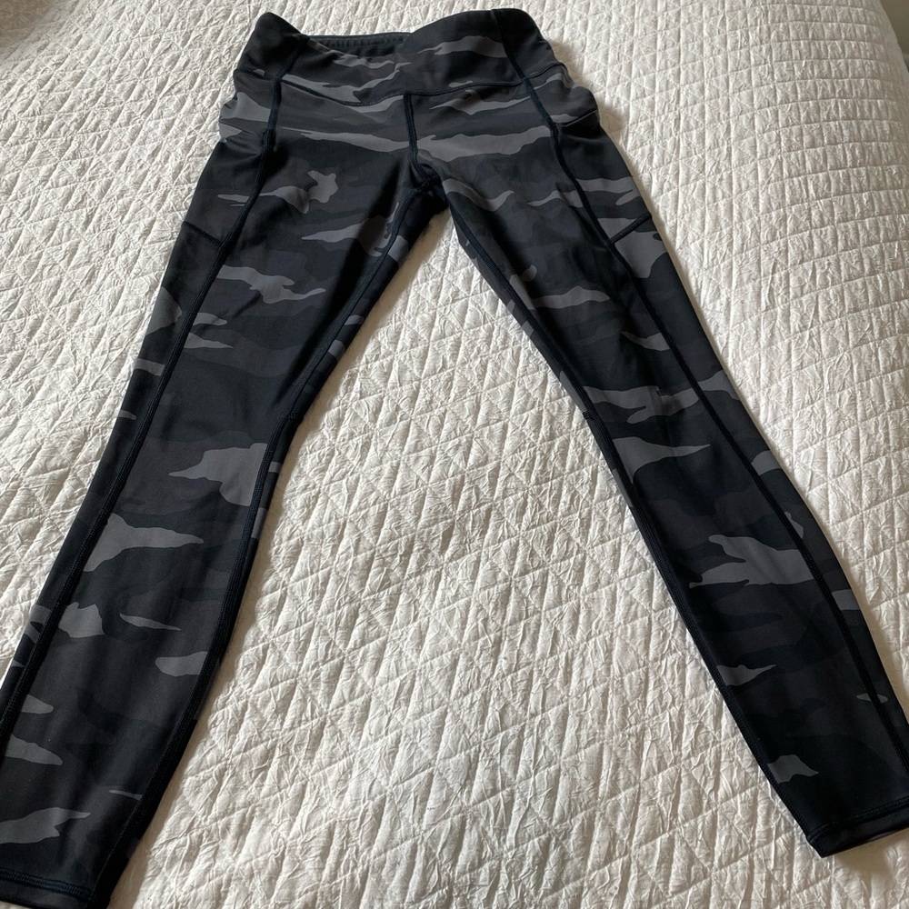 Athleta camo cropped workout tights. Size XS.